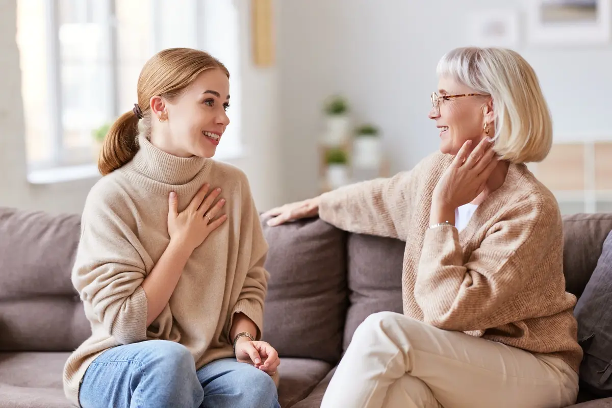 Early-stage dementia care at Farmington Square Gresham, calm support in a resident apartment setting
